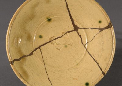 Ein Teller sara aus Seto-Keramik mit Lackreparatur. Hier ein Ausschnitt.