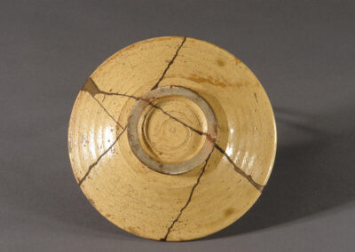 Ein Teller sara aus Seto-Keramik mit Lackreparatur. Hier der Fuß von unten.