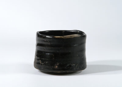 Eine schwarze Teeschale aus Setoguro-Keramik.