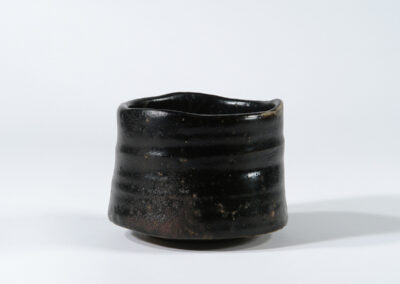 Eine schwarze Teeschale aus Setoguro-Keramik.