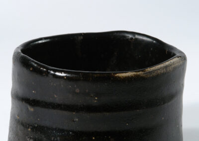 Eine schwarze Teeschale aus Setoguro-Keramik. Hier ein Detail vom Rand der Schale.