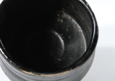 Eine schwarze Teeschale aus Setoguro-Keramik. Hier ein Blick in die Schale von oben.