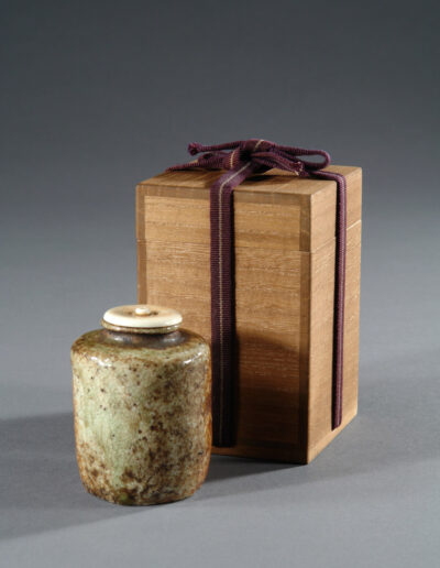Eine Teedose chaire aus Shigaraki Keramik aus der Momoyama-Zeit. Hier mit der dazugehörigen Holzdose.
