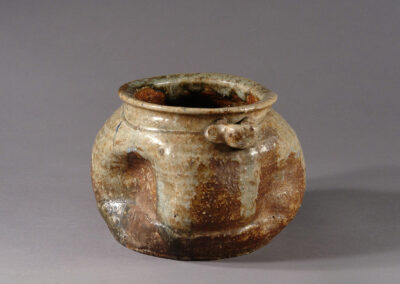 Ein alter Topf tsubo aus Shigaraki Keramik.