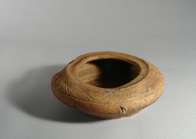 Ein Frischwassergefäß mizusashi aus Shigaraki Keramik. Hier ohne den schwarzen Lackdeckel.