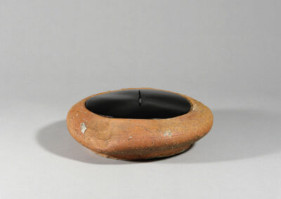 Ein Frischwassergefäß mizusashi aus Shigaraki Keramik mit schwarzem Lackdeckel.