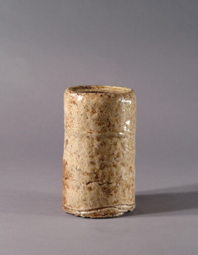 Eine Vase hanaire aus Shigaraki-Keramik in Form eines Tabimakura Reisekissens.