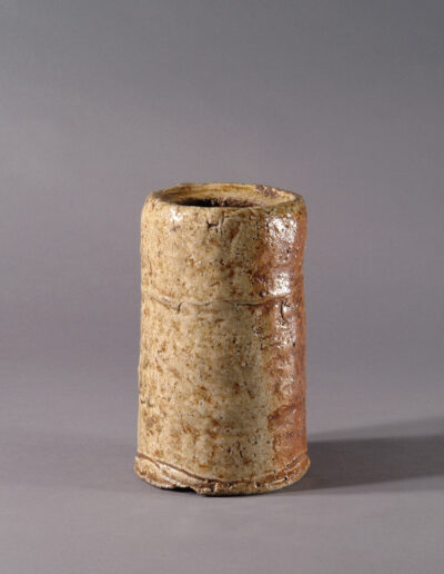 Eine Vase hanaire aus Shigaraki-Keramik in Form eines Tabimakura Reisekissens.