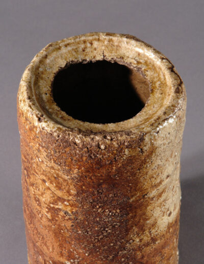 Eine Vase hanaire aus Shigaraki-Keramik in Form eines Tabimakura Reisekissens. Hier ein Detail von schräg oben.