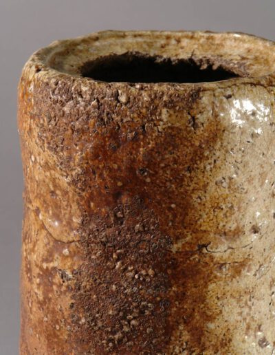 Eine Vase hanaire aus Shigaraki-Keramik in Form eines Tabimakura Reisekissens. Hier ein Detail.