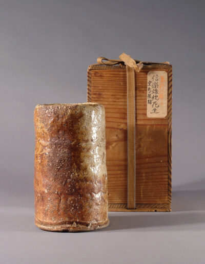 Eine Vase hanaire aus Shigaraki-Keramik in Form eines Tabimakura Reisekissens. Hier mit der dazugehörigen Dose.