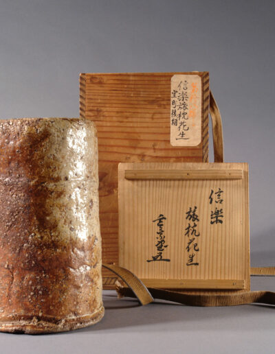 Eine Vase hanaire aus Shigaraki-Keramik in Form eines Tabimakura Reisekissens. Hier mit der dazugehörigen Dose und ihrer Beschriftung.