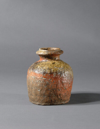 Ein kleiner Topf tsubo aus Shigaraki-Keramik.
