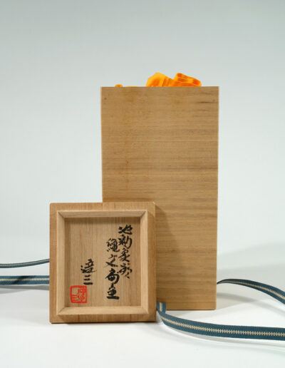 Die Holzdose zu der Flasche von Shimaoka Tatsuso mit der Beschriftung im Dosendeckel.
