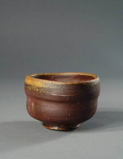 Eine Teeschale chawan aus Bizen-Keramik von Takahara Shoji.