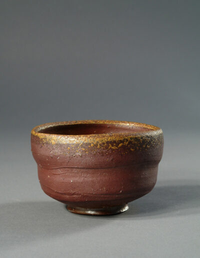 Eine Teeschale chawan aus Bizen-Keramik von Takahara Shoji.