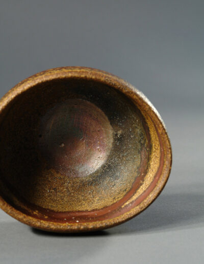 Eine Teeschale chawan aus Bizen-Keramik von Takahara Shoji. Hier ein Blick in die Schale von oben.