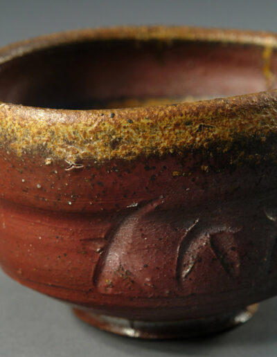 Eine Teeschale chawan aus Bizen-Keramik von Takahara Shoji. Hier ein Detail vom Rand der Schale.