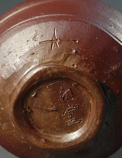 Eine Teeschale chawan aus Bizen-Keramik von Takahara Shoji. Hier ein Detail vom Fuß der Schale mit dem Zeichen des Künstlers.