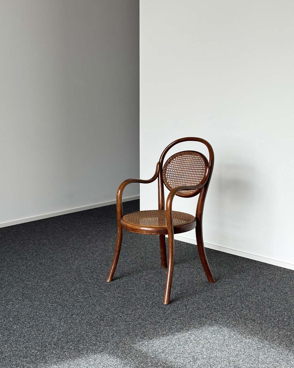 galerie-kirbach-thonet-kinderfauteuil-1-mit-rohrlehne-1-w