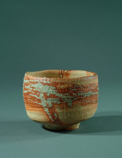 Eine Teeschale chawan aus Shigaraki-Keramik von Tsuji Seimei.