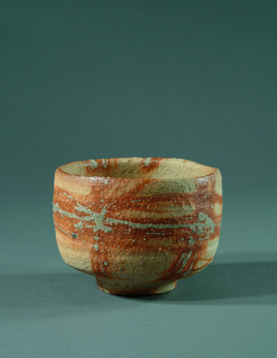 Eine Teeschale chawan aus Shigaraki-Keramik von Tsuji Seimei.