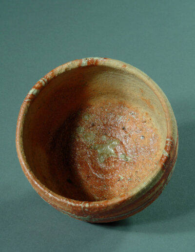 Eine Teeschale chawan aus Shigaraki-Keramik von Tsuji Seimei. Hier ein Blick in die Schale.