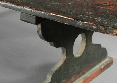 Ein kleiner Tisch aus einer Klosterschule. Hier ein Detail.