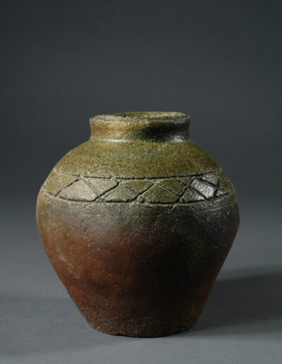 Ein Gefäß tsubo aus Bizen Keramik des Künstlers Watanabe Rimpei.