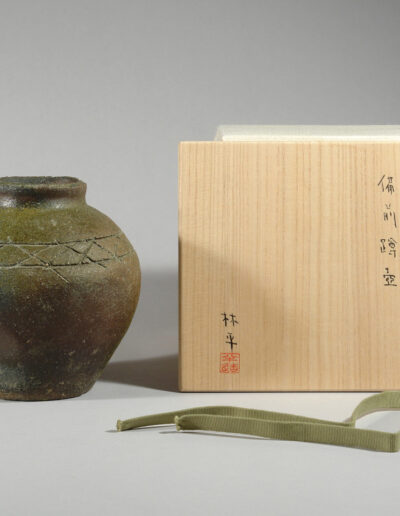 Ein Gefäß tsubo aus Bizen Keramik des Künstlers Watanabe Rimpei. Hier mit der dazugehörigen beschrifteten Holzdose.
