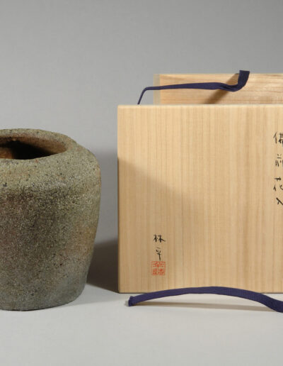 Ein Gefäß tsubo des Töpfers Watanabe Rimpei. Hier mit der dazugehörigen beschrifteten Holzdose.