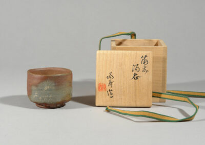 Ein Sakebecher guinomi des Lebenden Nationalschatzes Yamamoto Toshu. Hier mit der dazugehörigen beschrifteten Holzdose.