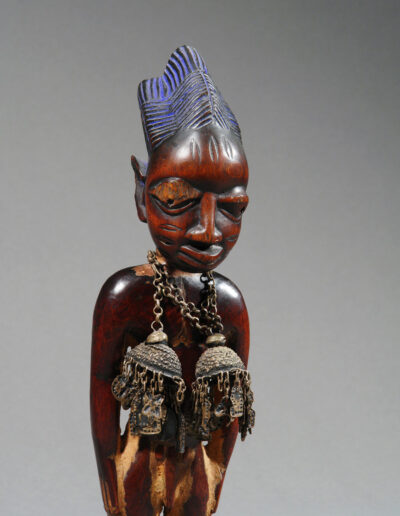 Eine Zwillingsfigur ibeji der Yoruba in Nigeria. Hier im Detail.